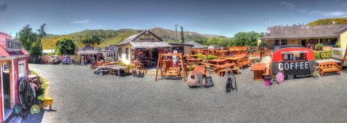 un modelo de una pequeña ciudad con mesas y edificios en Sawmillers Wagon Gateway to Tekapo and the MacKenzie District, en Burkes Pass