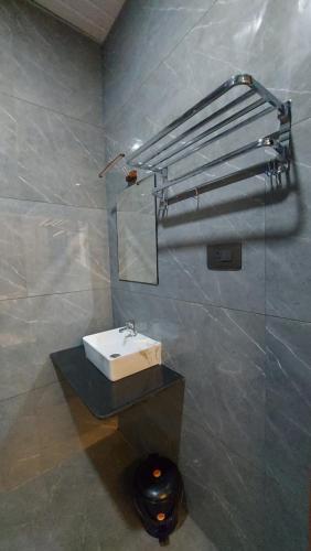 a bathroom with a sink and a mirror at Aarvis House in Mahabaleshwar