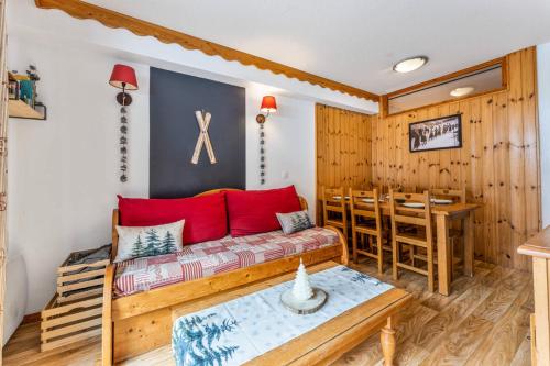 un salon avec un canapé et une table dans l'établissement Résidence Les Hauts De Preclaux - Appartement 2 pièces au coeur des Orres 1800 MAE-3411, aux Orres