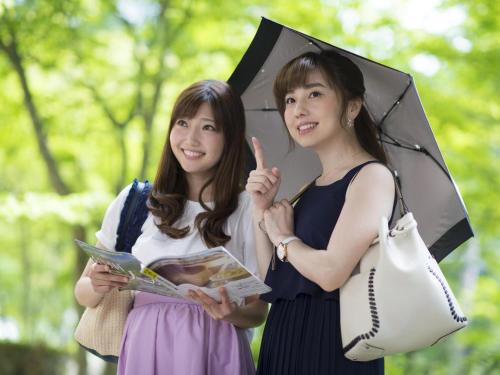 two young women standing under an umbrella at Izumigo AMBIENT Azumino Hotel in Azumino