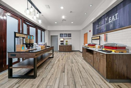 Dapur atau dapur kecil di Hampton Inn Seguin