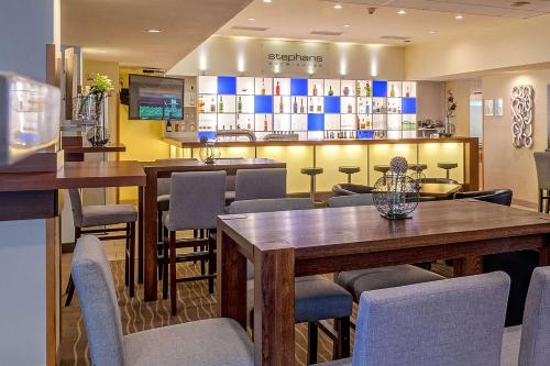 a dining room with a table and chairs at Best Western Macrander Hotel Frankfurt/Kaiserlei in Offenbach
