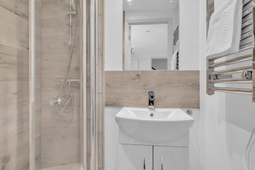 Un baño de Central Snug with Patio By My Getaways