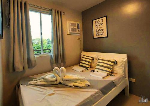 Ένα ή περισσότερα κρεβάτια σε δωμάτιο στο Best Staycation 2-Bedroom Near Puerto Princesa Airport with FREE Pool & Gym - B2 3Moonstone
