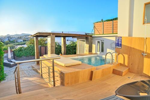 Bazén v ubytovaní CAVE Luxury House alebo v jeho blízkosti