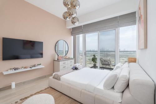 Un dormitorio blanco con una cama grande y una ventana grande. en An Exceptional Studio in JVC that Sleeps 2!, en Dubái