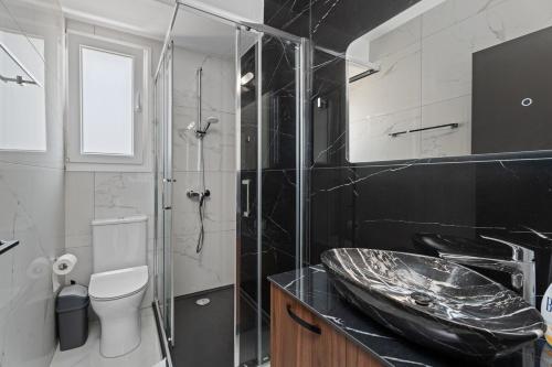 Ένα μπάνιο στο Modern 2BR Apartment Near Ayia Napa - Anastasia 101