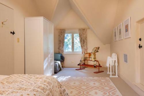 Ein Bett oder Betten in einem Zimmer der Unterkunft FROGWELL HOLLOW immerse into an idyllic fairytale