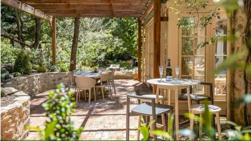 Ein Garten an der Unterkunft FROGWELL HOLLOW immerse into an idyllic fairytale