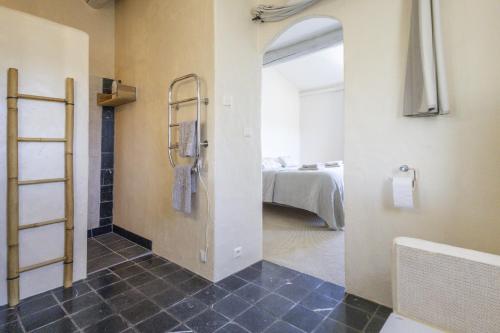 une salle de bain avec une douche à l'italienne et un lavabo dans l'établissement Villa Vue Luberon, à Gordes