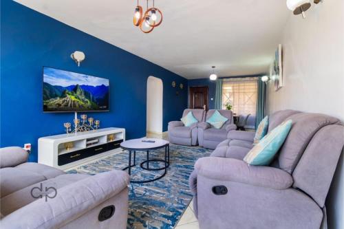 Ruang duduk di Milimani 3BR By Skyline Villa
