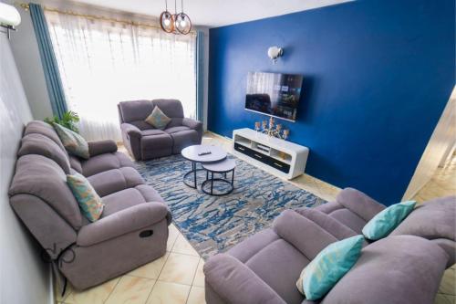 Ruang duduk di Milimani 3BR By Skyline Villa