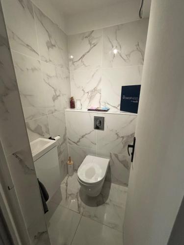 une salle de bain blanche avec des toilettes et un lavabo dans l'établissement Spacious apartment in Bandol Ideal for family or friends, à Bandol