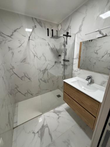 une salle de bain blanche avec un lavabo et un miroir dans l'établissement Spacious apartment in Bandol Ideal for family or friends, à Bandol