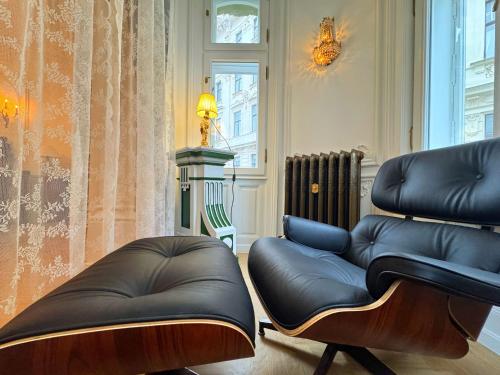 a salon with a leather couch in a room at 7th HEAVEN Vienna Center Apartments in Vienna