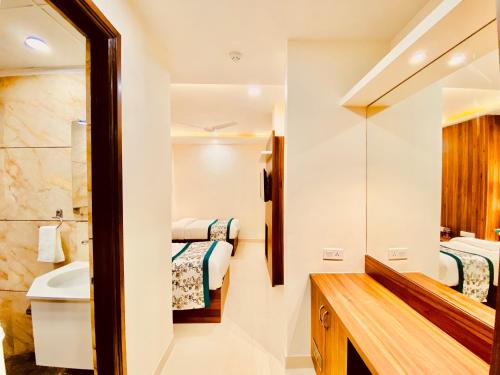 Koupelna v ubytování White Crest Amritsar - 300 mtr from golden temple ! Prime location ! parking ! hygenic rooms !