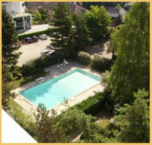 - une vue sur la piscine dans la cour dans l'établissement Le 32 I Studio I Annecy, à Annecy