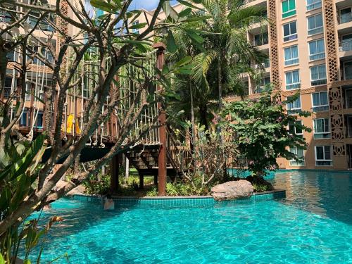 une piscine au milieu d'un immeuble dans l'établissement Atlantis Condo Resort Pattaya, à Jomtien Beach