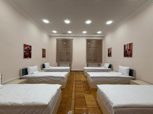 Postel nebo postele na pokoji v ubytování ALARA Inn HOSTEL & HOTEL