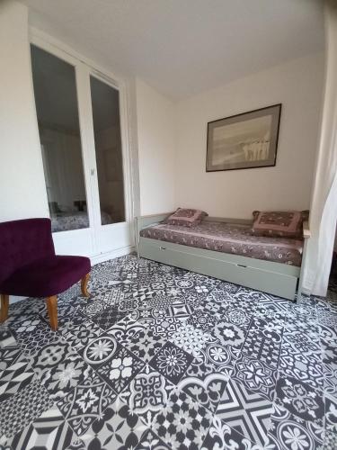 une chambre avec un lit et une chaise dans l'établissement T2 standing Gruissan, à Gruissan