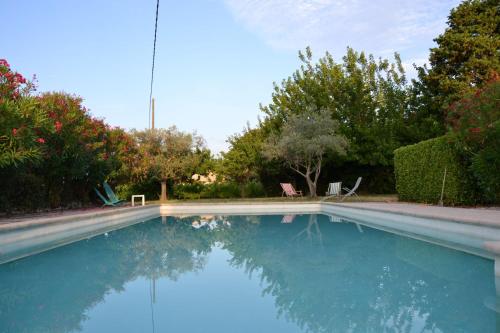 - une piscine avec réflexion dans l'eau dans l'établissement Les Chênes verts, à Valréas