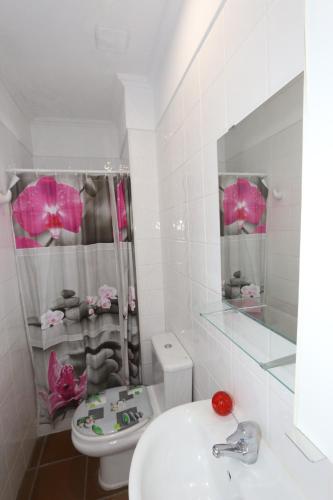 Koupelna v ubytování Let's go to the beach