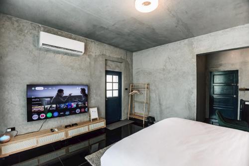 TV a/nebo společenská místnost v ubytování ฟาร์มดั๊กรีสอร์ท Farm Duck Resort