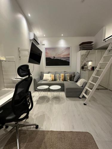 Televisyen dan/atau pusat hiburan di Little house by the beach