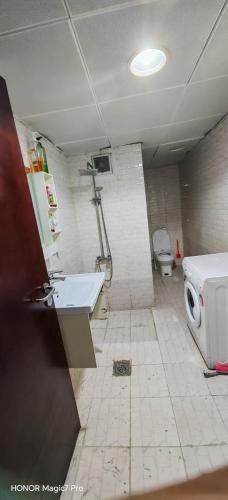 アブダビにあるTanih Homesの洗面台とトイレ付きのバスルーム