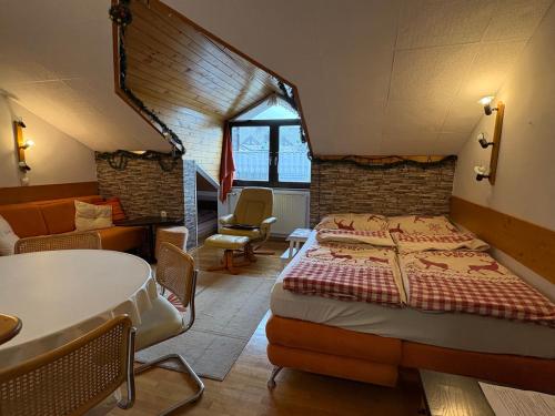 Ένα ή περισσότερα κρεβάτια σε δωμάτιο στο Apartma Snežko