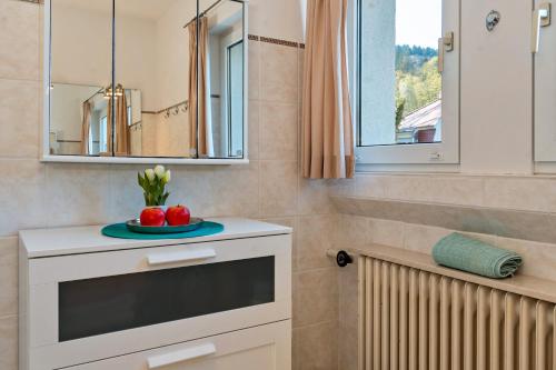 a bathroom with a plate of apples and a window at Ferienwohnungen am Gunzenbach in Baden-Baden