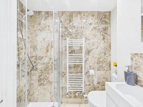 Koupelna v ubytování NEW No 1 Park Street by Signature Stays - 5 Bedroom House Central Cheltenham