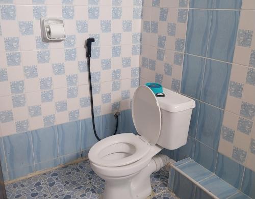 モンバサにあるTK Nyali Blissのバスルーム(ホース付きトイレ付)