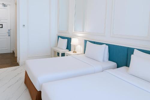Postel nebo postele na pokoji v ubytování The Grantage Hotel & Sky Lounge