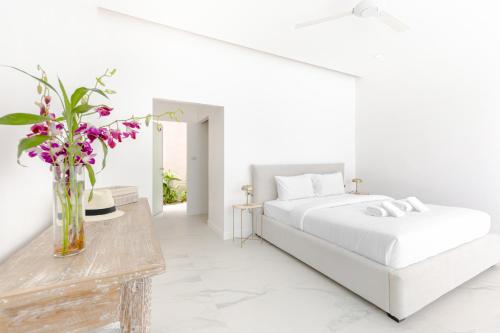 Ένα ή περισσότερα κρεβάτια σε δωμάτιο στο Luxurious Tropical 4br Villa Mimi With Private Pool
