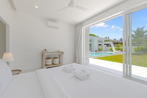 Ένα ή περισσότερα κρεβάτια σε δωμάτιο στο Luxurious Tropical 4br Villa Mimi With Private Pool