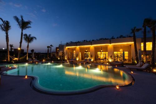 Der Swimmingpool an oder in der Nähe von Yin Hotel & Spa