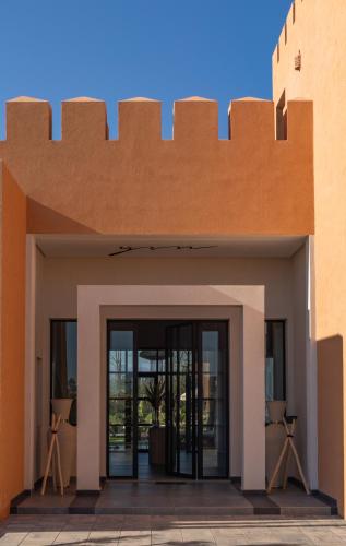 einer Fassade eines Gebäudes mit Glastüren in der Unterkunft Yin Hotel & Spa in Marrakesch