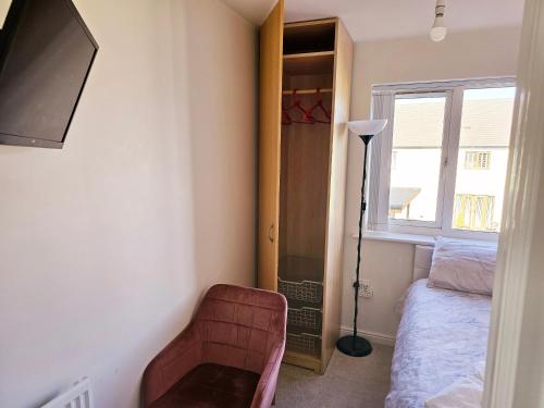 Televisyen dan/atau pusat hiburan di 3 Guest Rooms in a 3bed house with kitchen, ENSUITE options also available