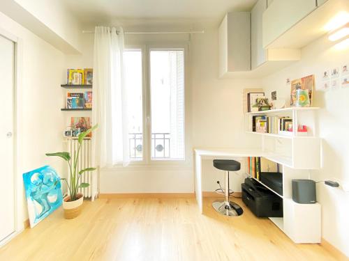 un bureau avec un bureau et une fenêtre dans l'établissement Cosy and lovely flat close to Montparnasse, à Paris