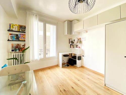 - un salon avec une table en verre et un bureau dans l'établissement Cosy and lovely flat close to Montparnasse, à Paris