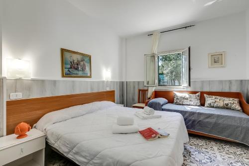 En eller flere senge i et værelse på Stella Marina with Pool 100 m from beach