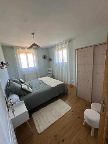 une chambre avec un lit et une chaise dedans dans l'établissement Le Clos de Bourdeilles chambre 1 avec wifi, à Bourdeilles