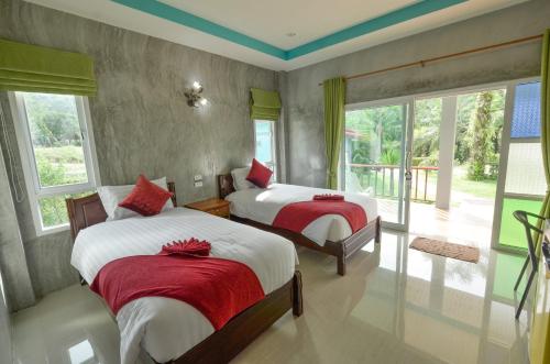 Postel nebo postele na pokoji v ubytování Tum Mai Kaew Lanta Resort