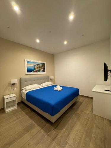 a bedroom with a blue bed with a blue blanket at Sorrento Bay Apartment in Sorrento