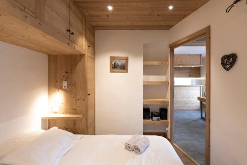 a bedroom with a bed and a mirror at Appartement au centre de megève in Megève
