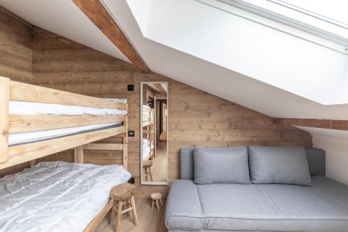 - une chambre avec un lit dans une maison en bois dans l'établissement Le Chappart - Carroz d'Arâches, à Arâches-la-Frasse