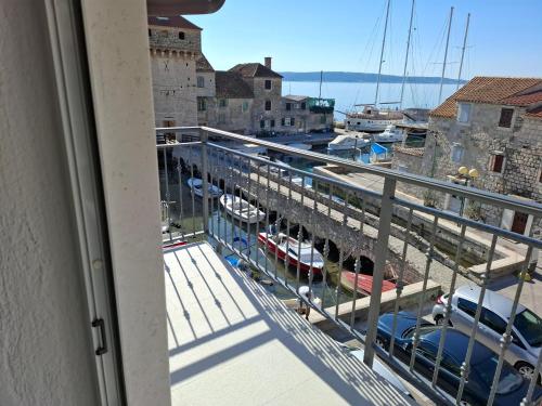 Apartments Kastilac next to the sea