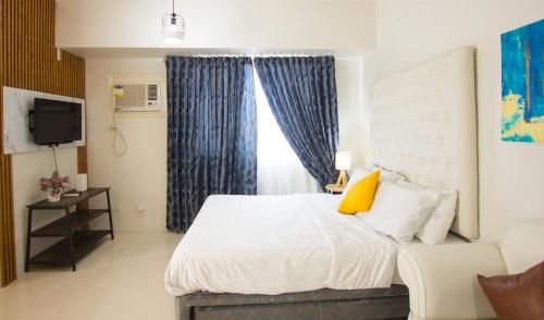 Ένα ή περισσότερα κρεβάτια σε δωμάτιο στο Casa - Chic Pool View Studio Near Ayala Mall