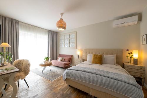 a bedroom with a bed and a desk and a chair at B&B Woods and Wine in As